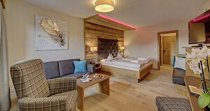 Doppelzimmer mit Dusche, WC und Echtholzboden